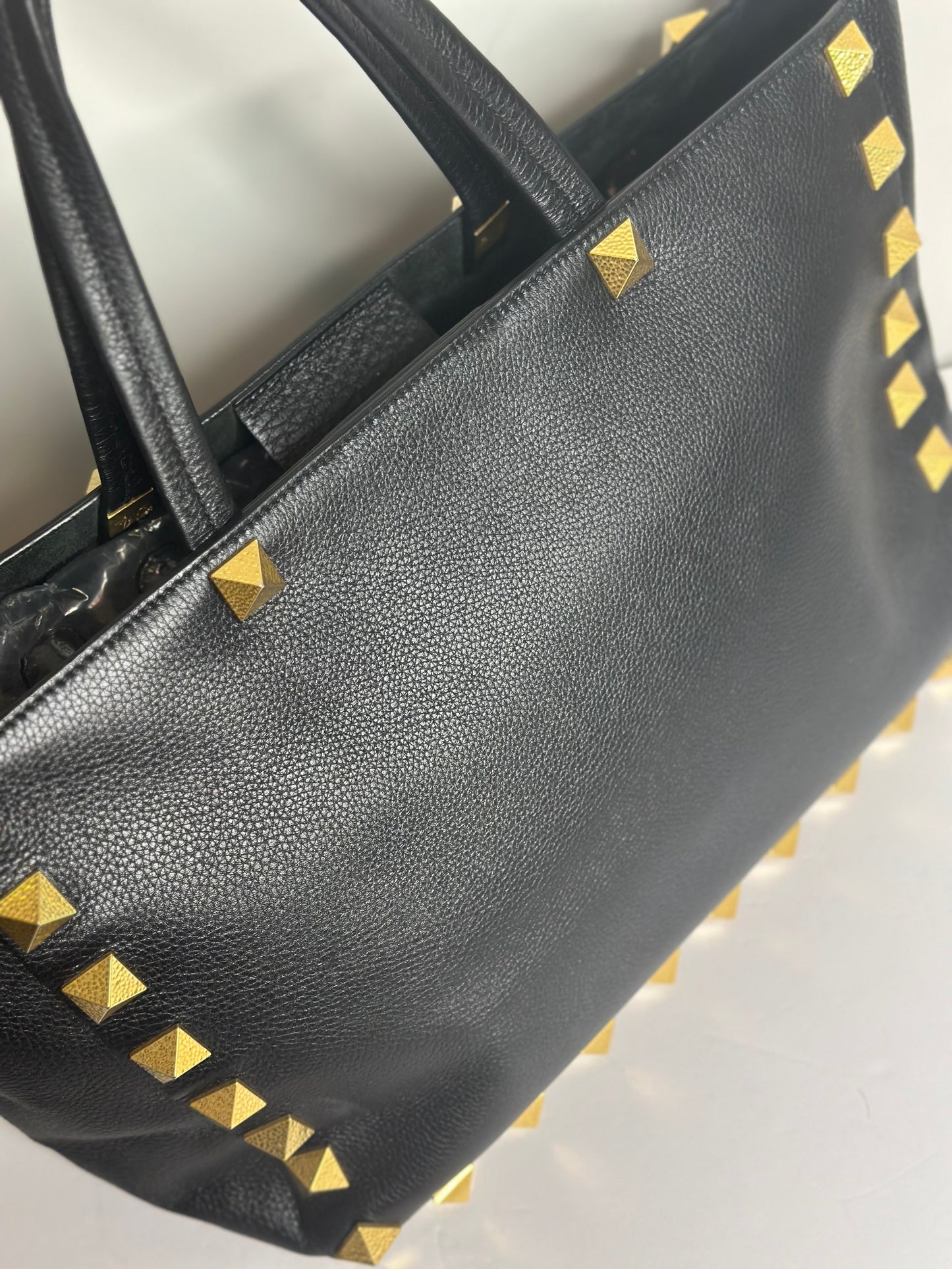 Pre-owned Valentino leather rockstud shoulder tote