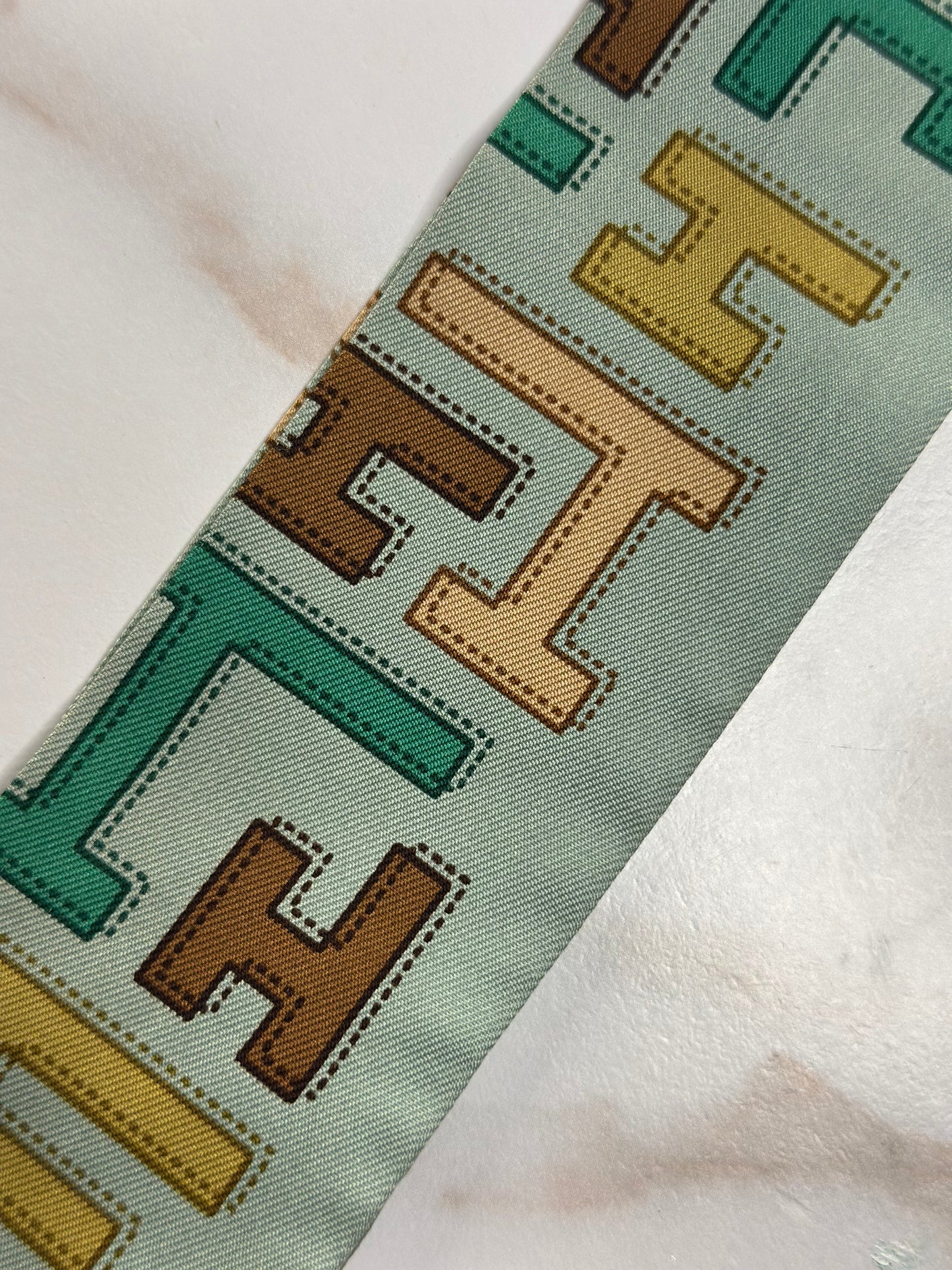 Pre-owned HERMÈS TWILLY IN LIGHT GREEN SILK WITH AN H PRINT