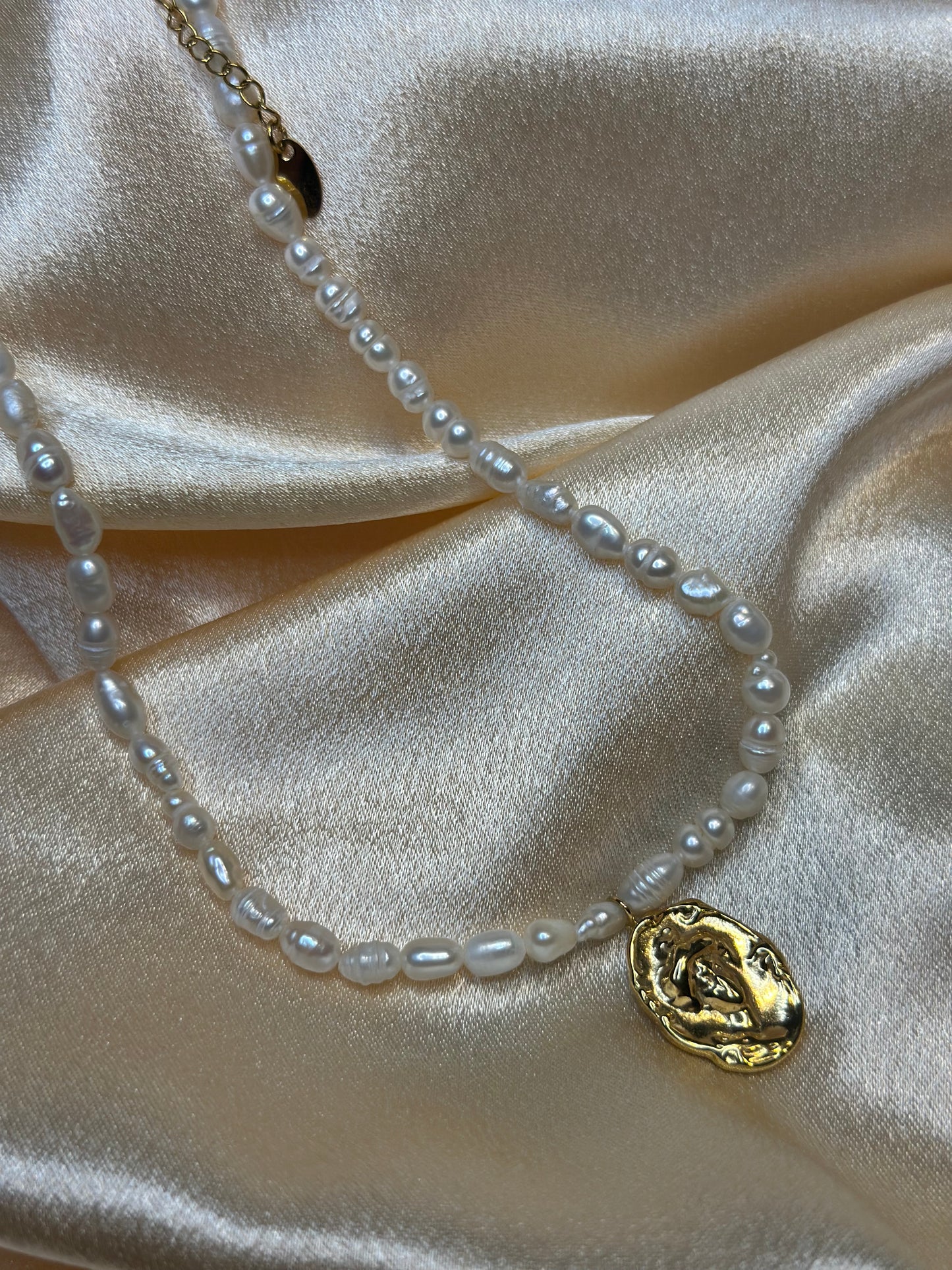 Queens emblem pearl necklace