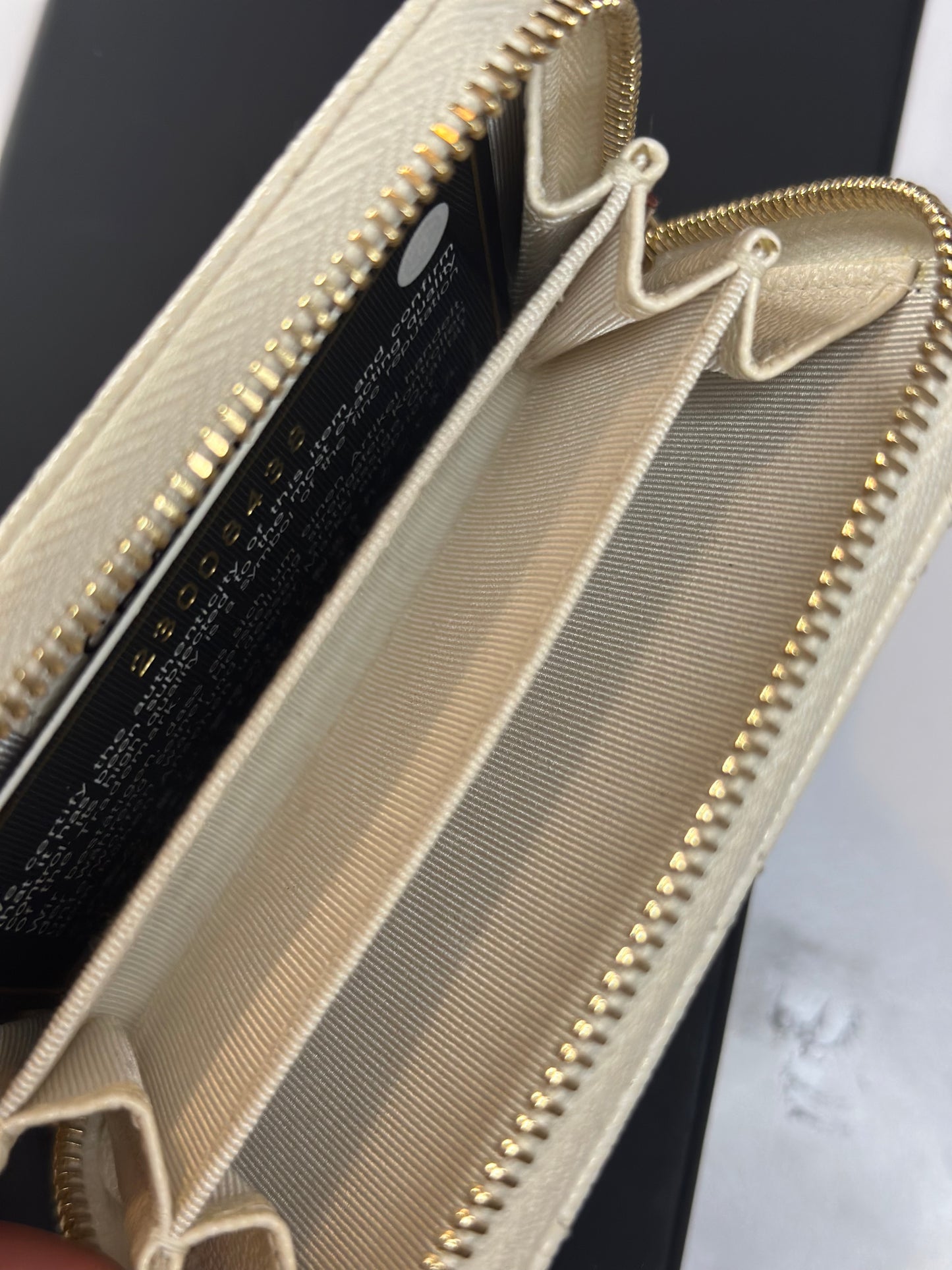 Pre-owned Chanel white caviar, leather compact zippy