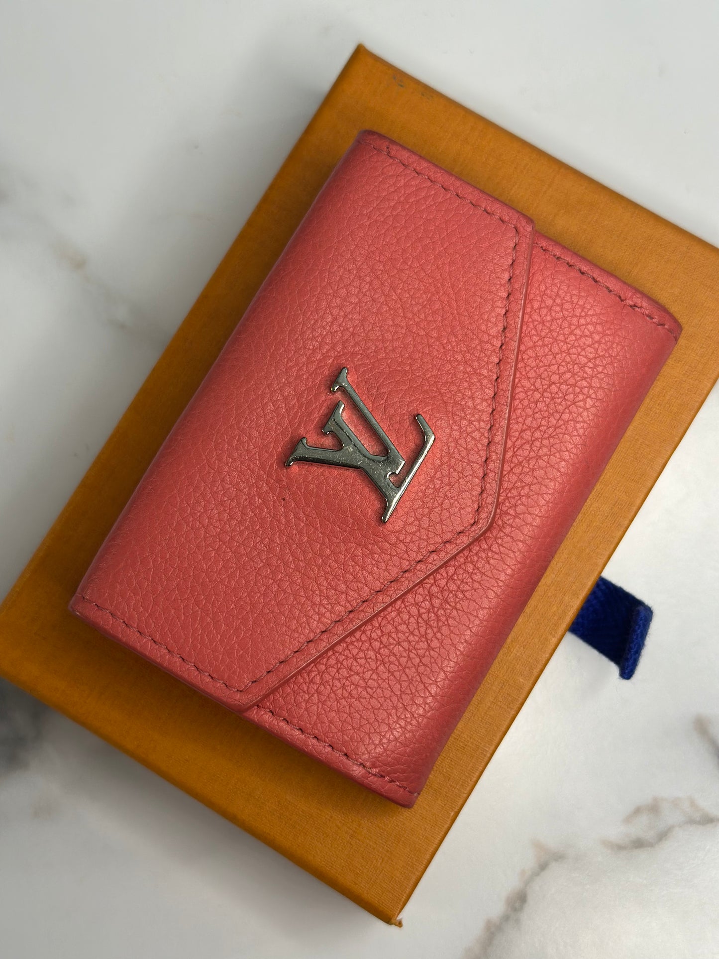 Pre-owned Louis Vuitton Coral leather lock me compact wallet
