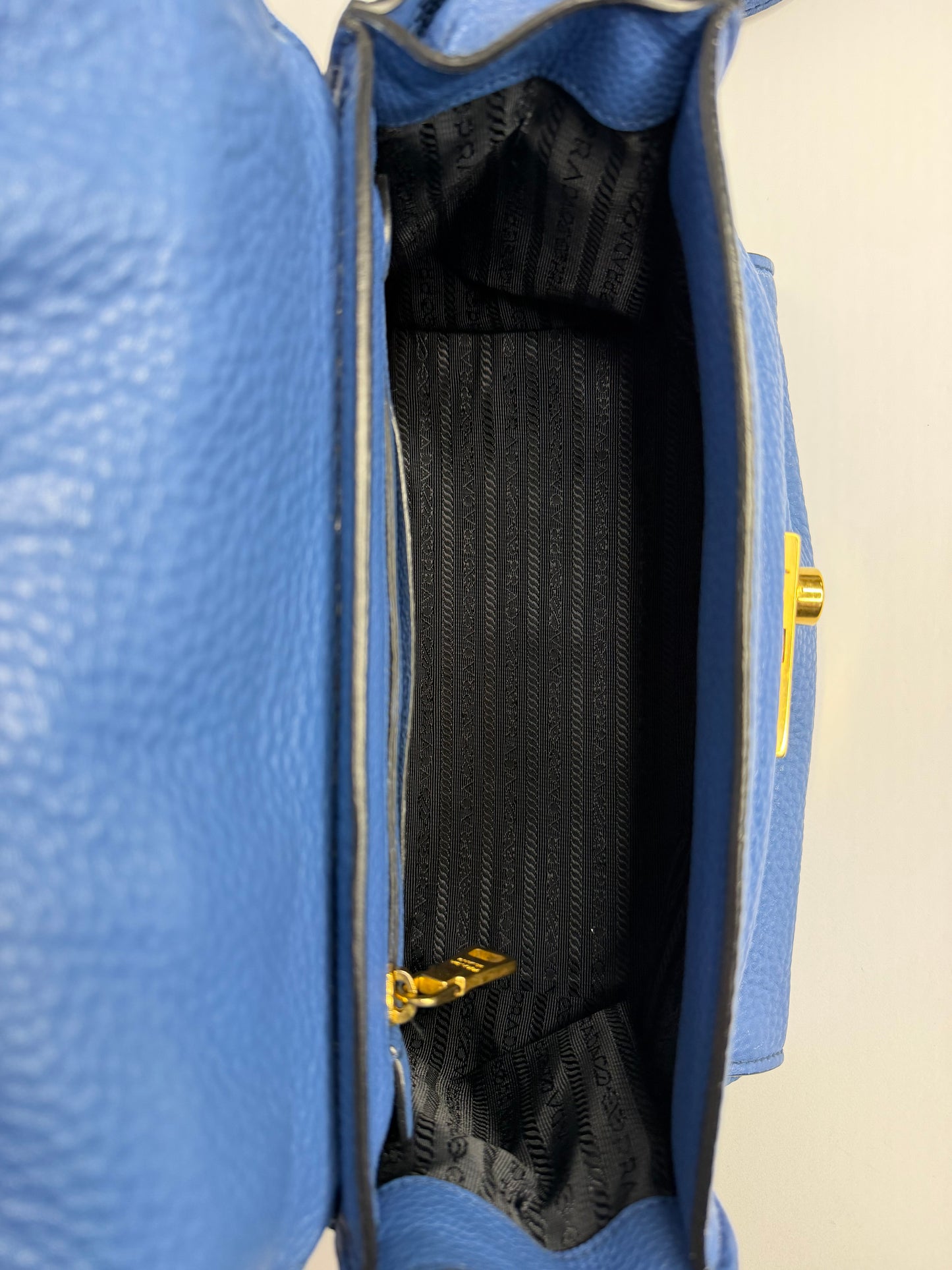 Pre-owned Prada Vitello Daino Sound Lock Satchel in blue grained leather Crossbody