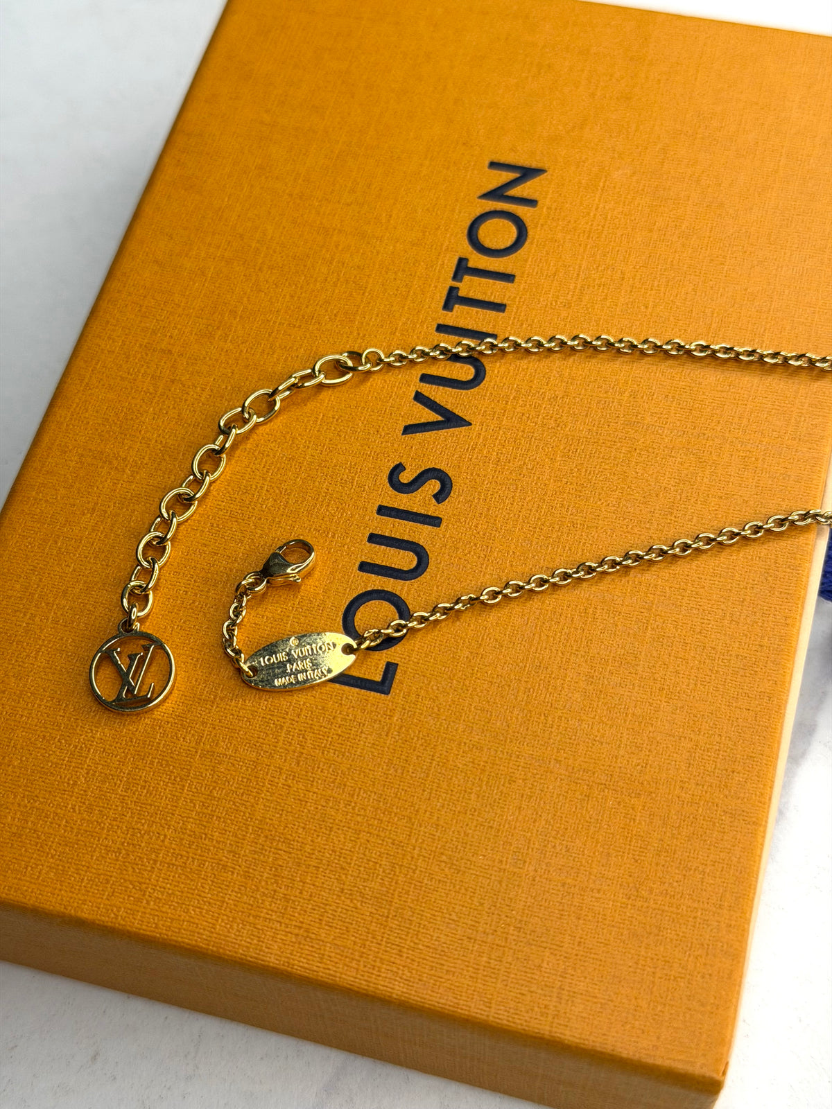 Pre-owned Louis Vuitton essential V necklace