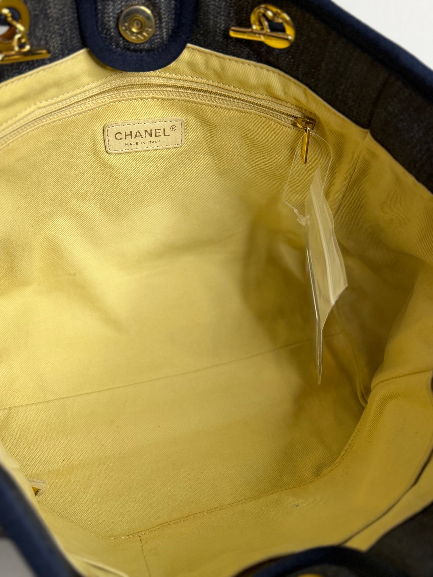 Pre-owned Chanel Deauville tote bag crafted in blue denim with gold-tone hardware medium tote