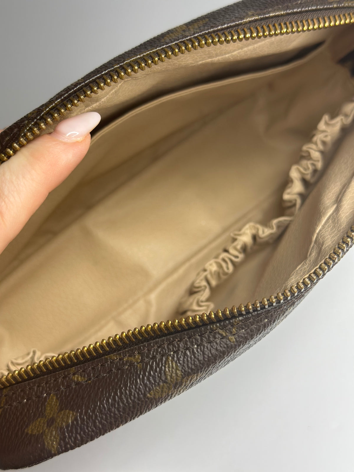 Pre-owned Louis Vuitton monogram canvas trousse 23