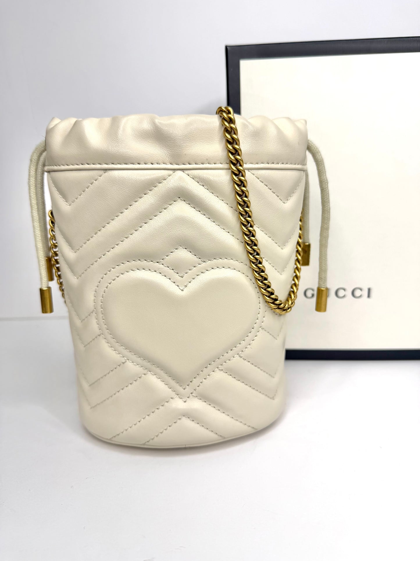 Pre-owned Gucci GG Marmont white matalasse leather mini bucket bag