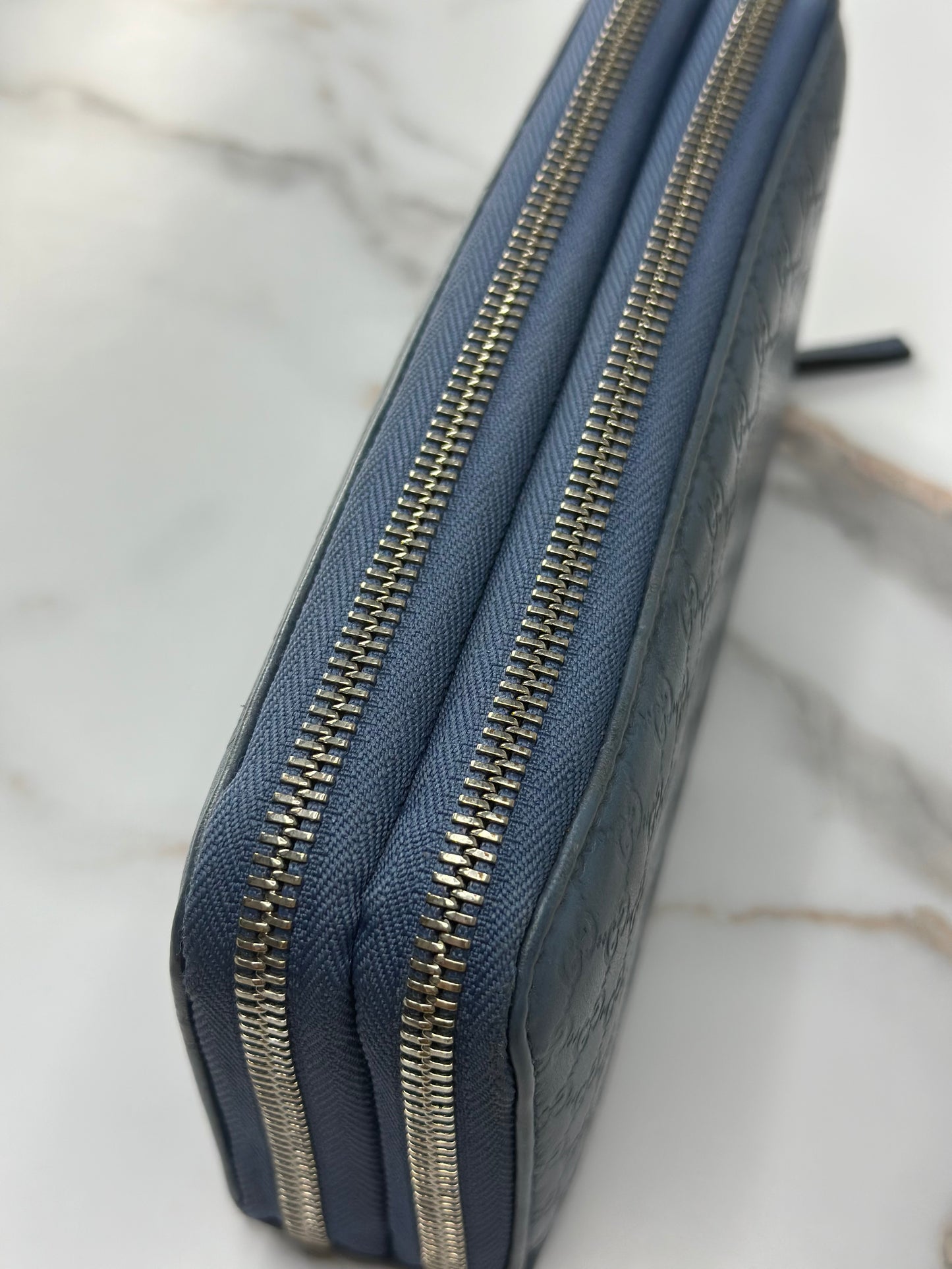 Pre-owned Gucci Microguccissima double zip-around wallet in blue leather