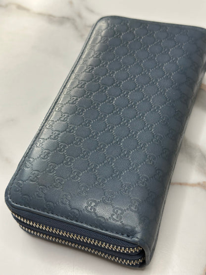 Pre-owned Gucci Microguccissima double zip-around wallet in blue leather