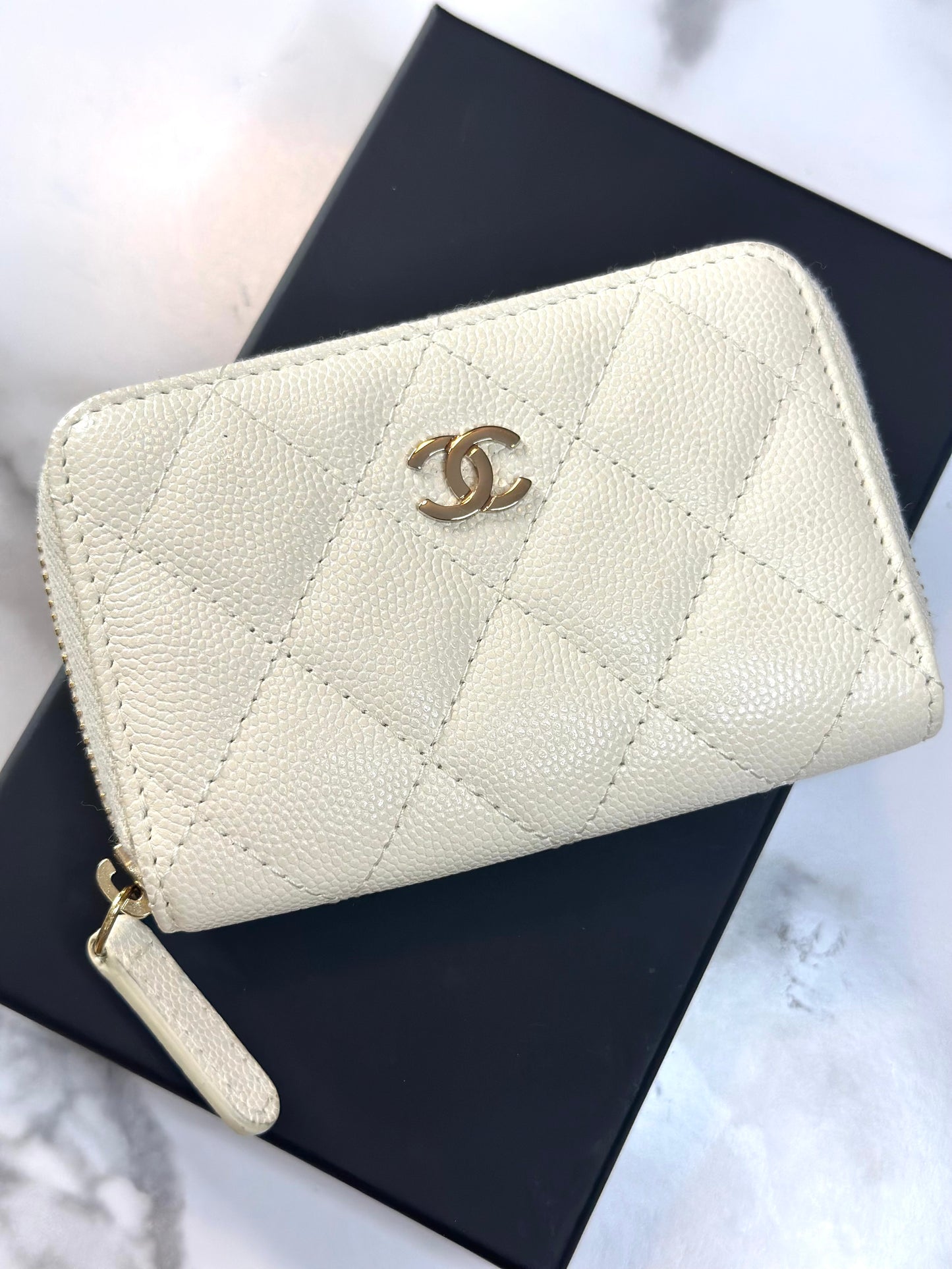 Pre-owned Chanel white caviar, leather compact zippy