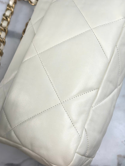 Pre-owned Chanel 19 medium white quilted lambskin microchipped Crossbody