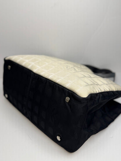 Pre-owned Chanel Travel Line tote bag in white and black jacquard nylon