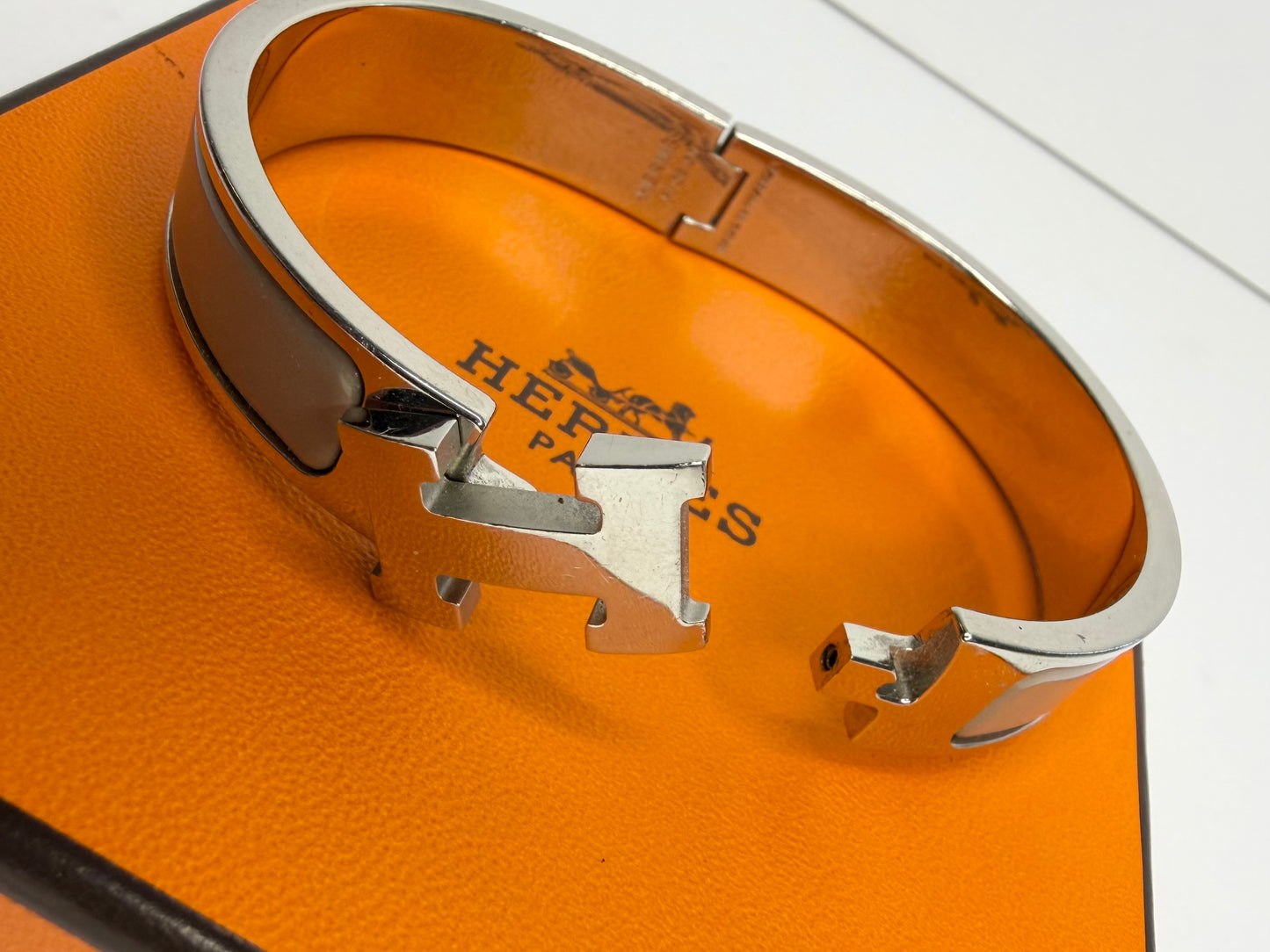 Pre-owned Hermès Clic H bracelet in taupe enamel with a silver-colored, palladium-plated metal finish