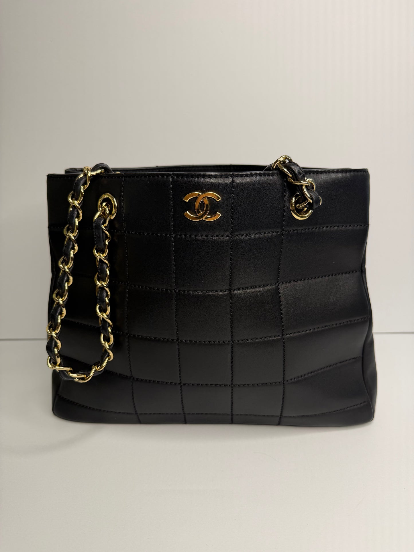 Pre-owned Chanel black quilted lamb skin chocolate bar shoulder tote