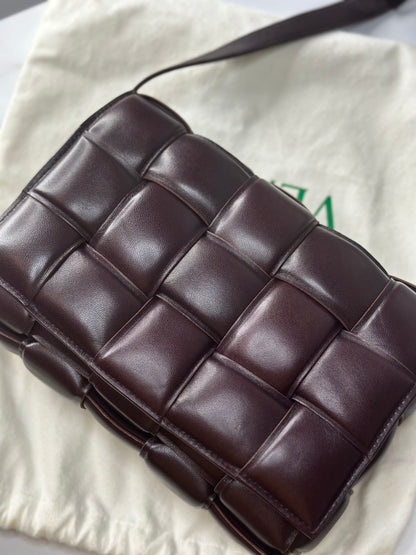 Pre-owned Bottega Veneta Cassette medium padded plum intrecciato leather shoulder bag