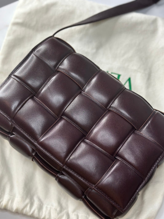 Pre-owned Bottega Veneta Cassette medium padded plum intrecciato leather shoulder bag