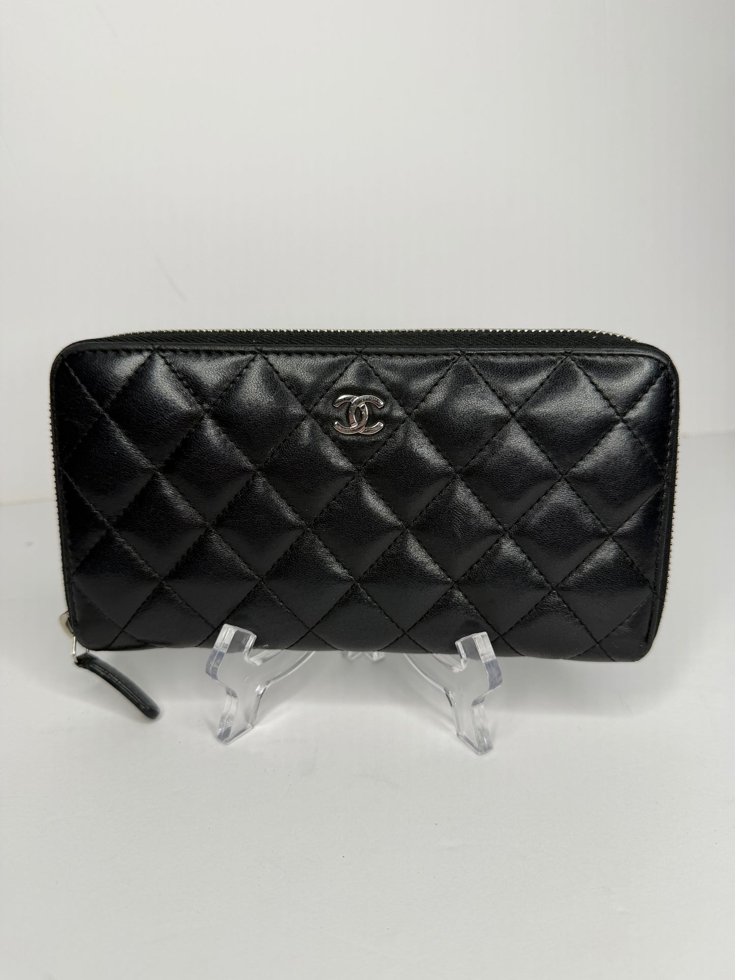 Pre-owned Chanel, black quilted lambskin zippy wallet