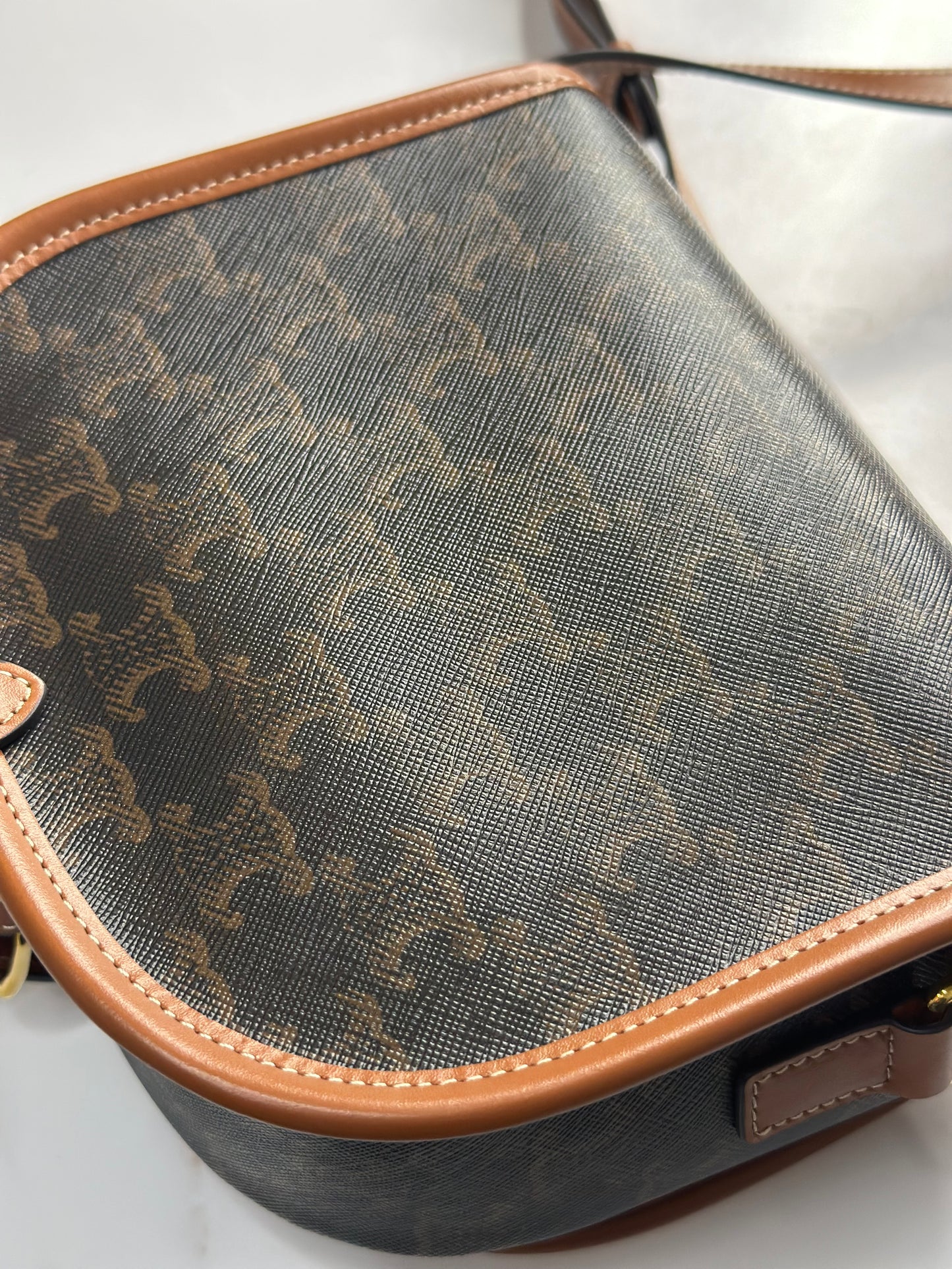 Pre-owned Celine FOLCO BAG IN TRIOMPHE CANVAS AND CALFSKIN
MEDIUM crossbody