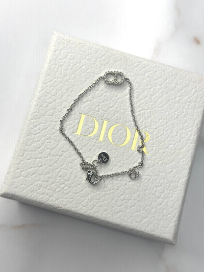 Pre-owned Dior Clair D Lune Bracelet
Silver-Finish Metal and White Crystals