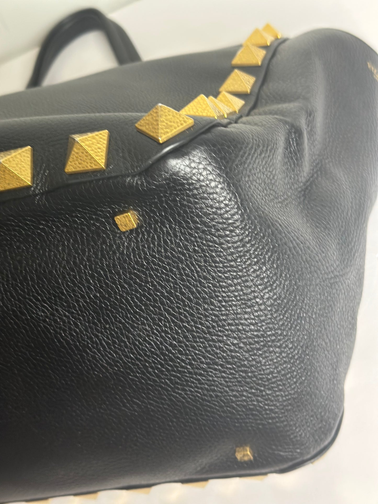 Pre-owned Valentino leather rockstud shoulder tote
