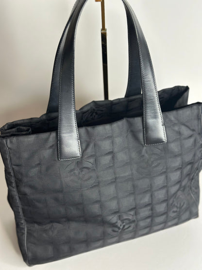Pre-owned Chanel black nylon ￼medium travel line tote