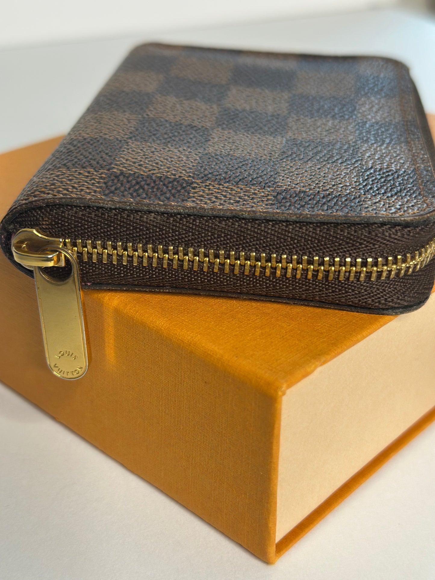Pre-owned Louis Vuitton 2022 Vivienne limited edition, Christmas animation, compact, zippy