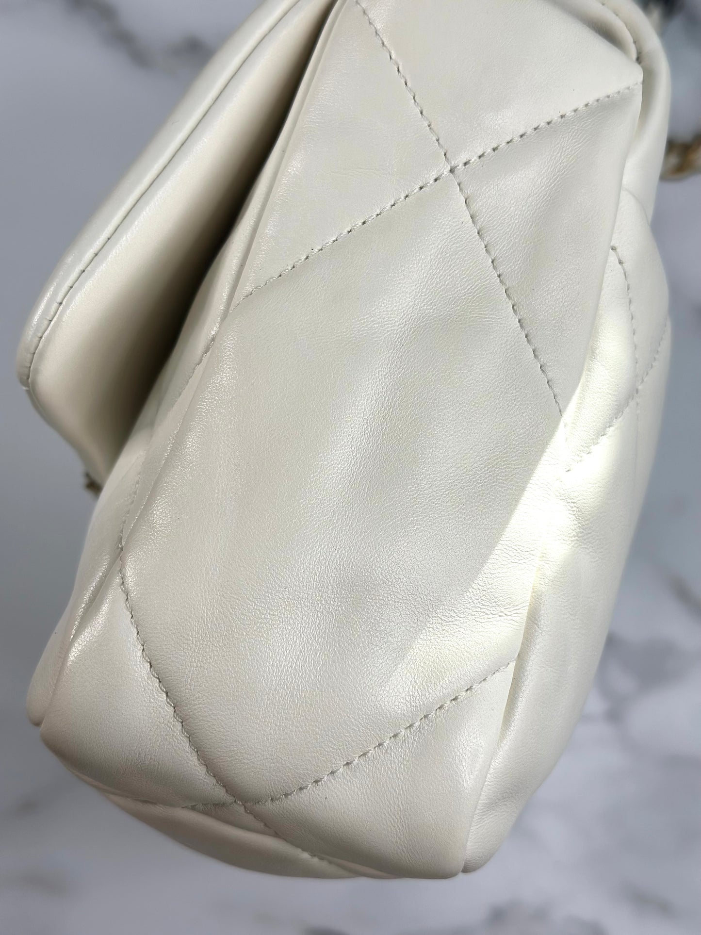 Pre-owned Chanel 19 medium white quilted lambskin microchipped Crossbody