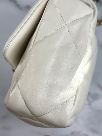 Pre-owned Chanel 19 medium white quilted lambskin microchipped Crossbody