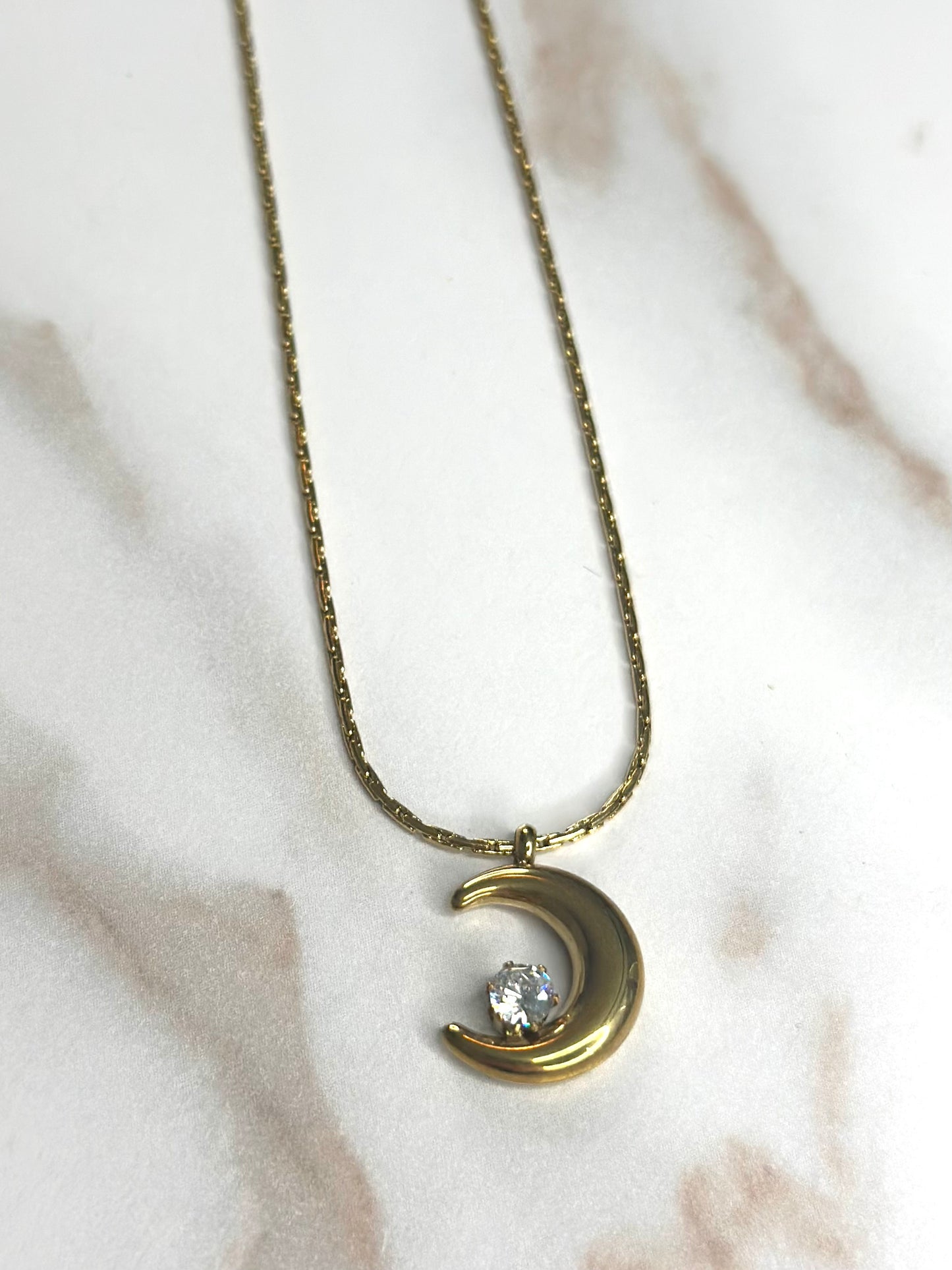 Crescent moon necklace GLD