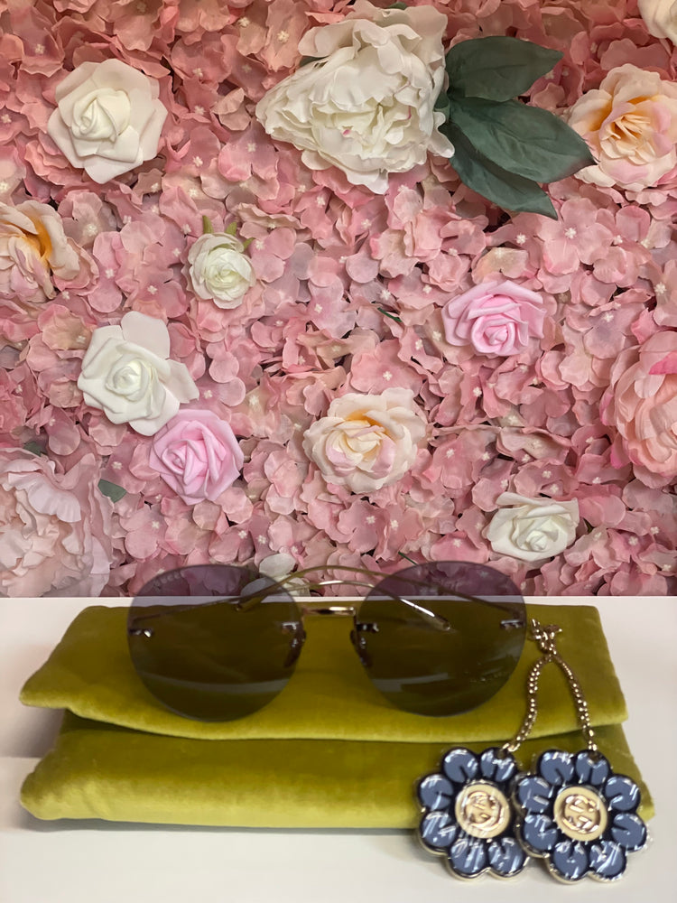 Pre-Owned Gucci sunglasses w/floral charms