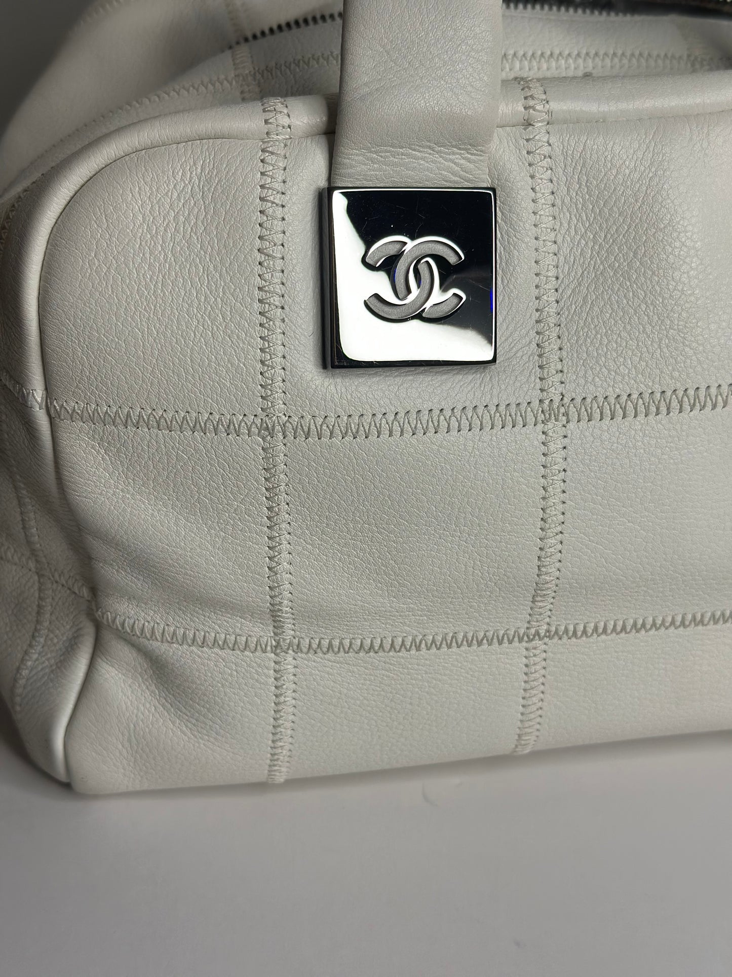 Pre-owned Chanel white calfskin leather LAX bowler bag