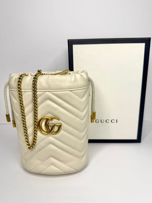 Pre-owned Gucci GG Marmont white matalasse leather mini bucket bag