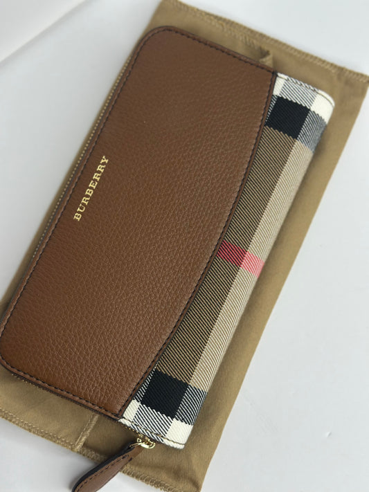 Pre-owned Burberry Elmore zip-around wallet in tan leather and House Check canvas
