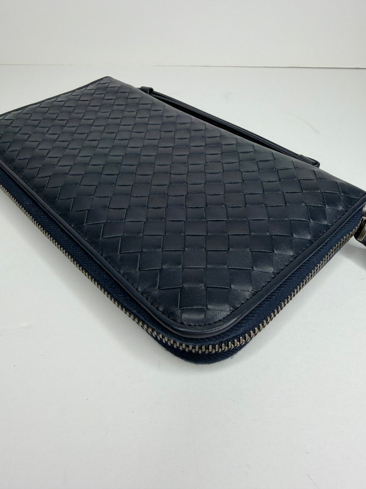 Pre-owned Bottega Veneta Intrecciato clutch in navy blue leather