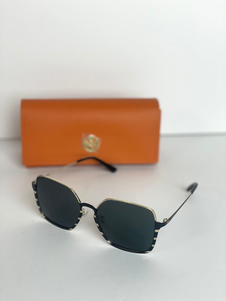 #55 Pre-owned tory Burch, black and gold metal sunglasses