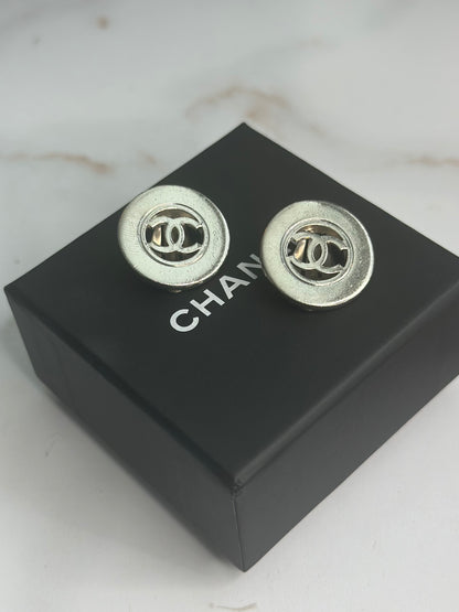 Pre-owned Chanel silver-toned round button clip on earrings