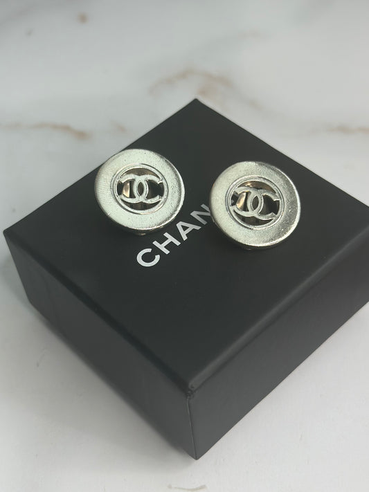 Pre-owned Chanel silver-toned round button clip on earrings