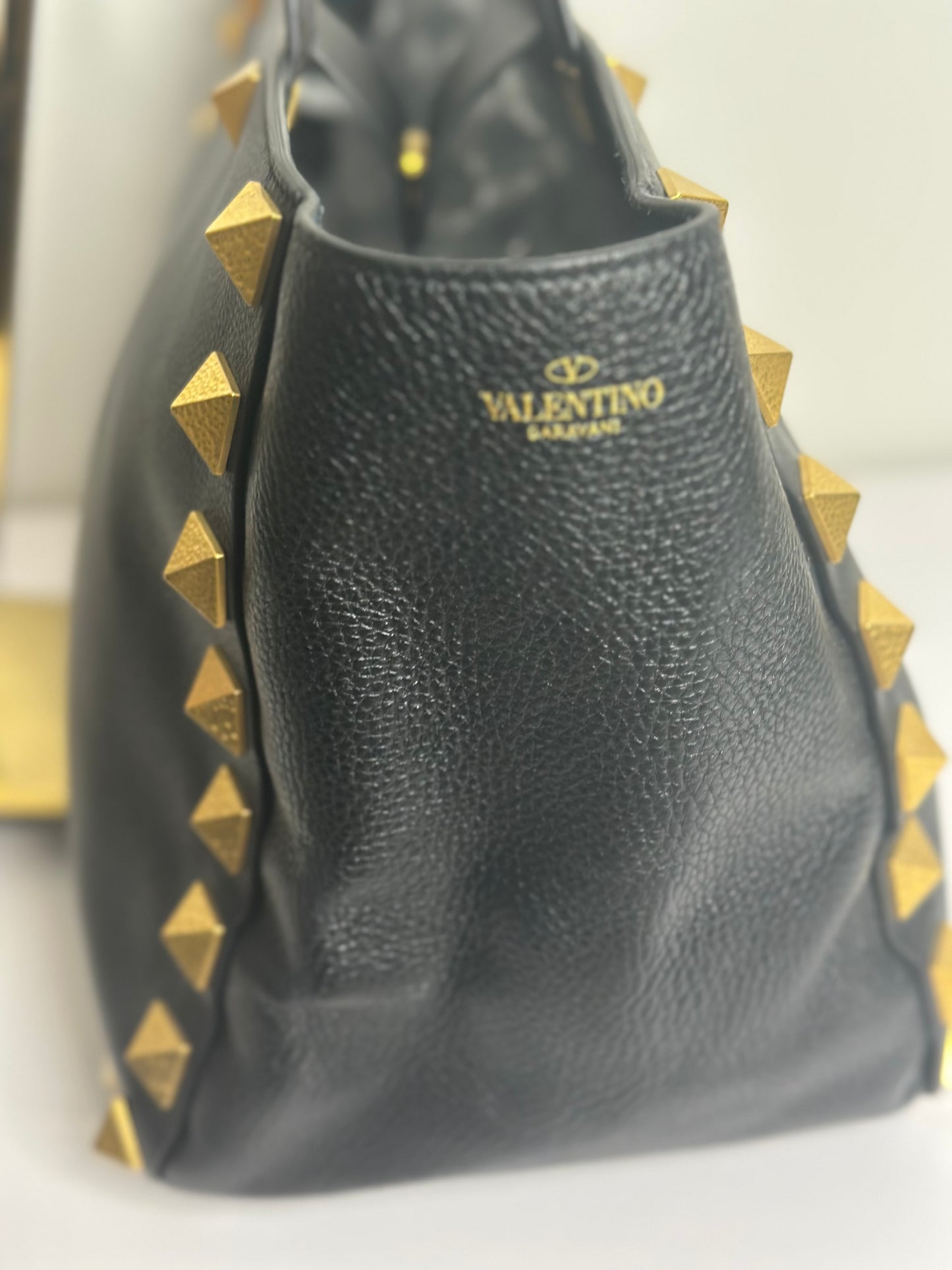 Pre-owned Valentino leather rockstud shoulder tote