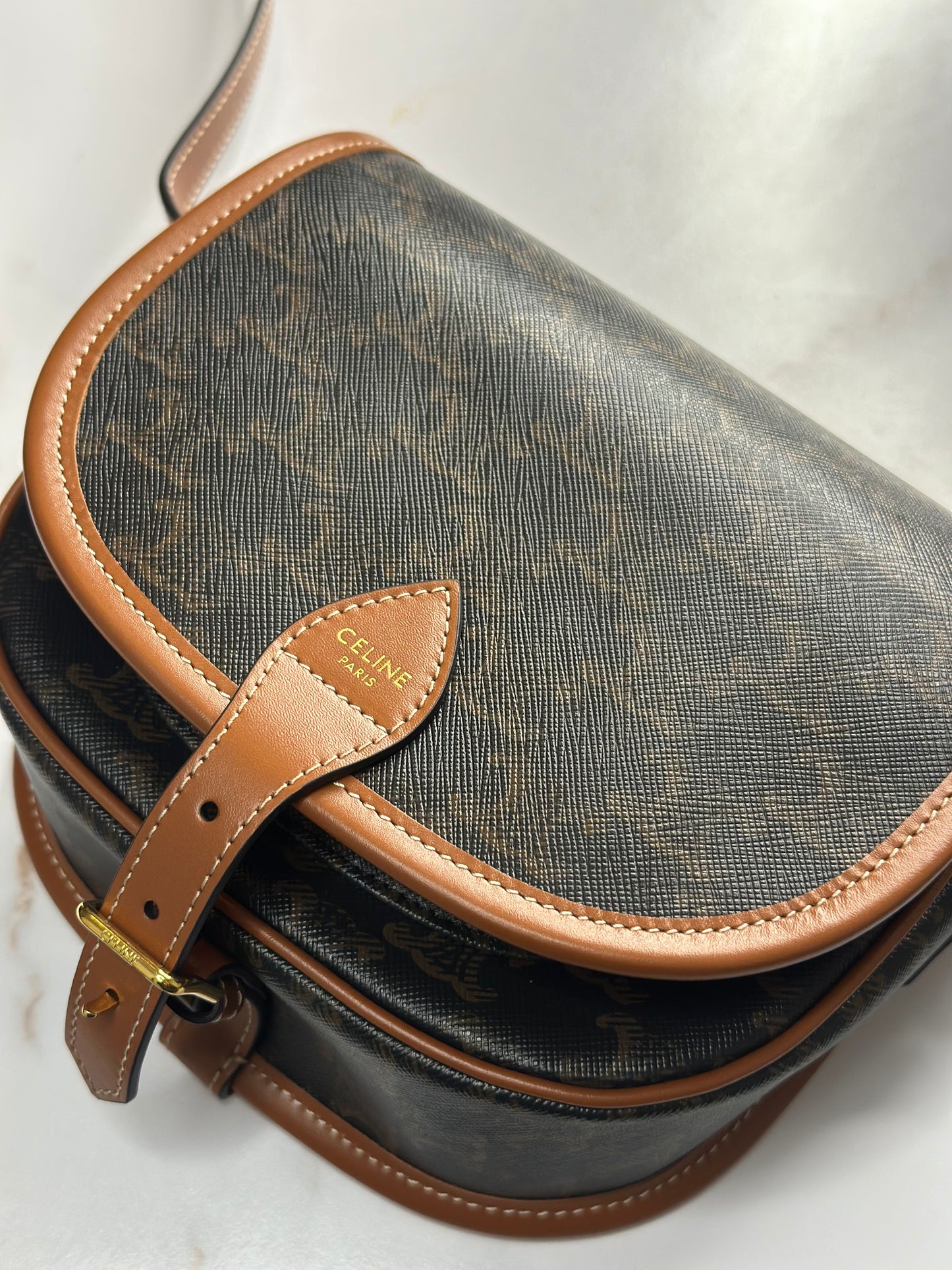 Pre-owned Celine FOLCO BAG IN TRIOMPHE CANVAS AND CALFSKIN
MEDIUM crossbody
