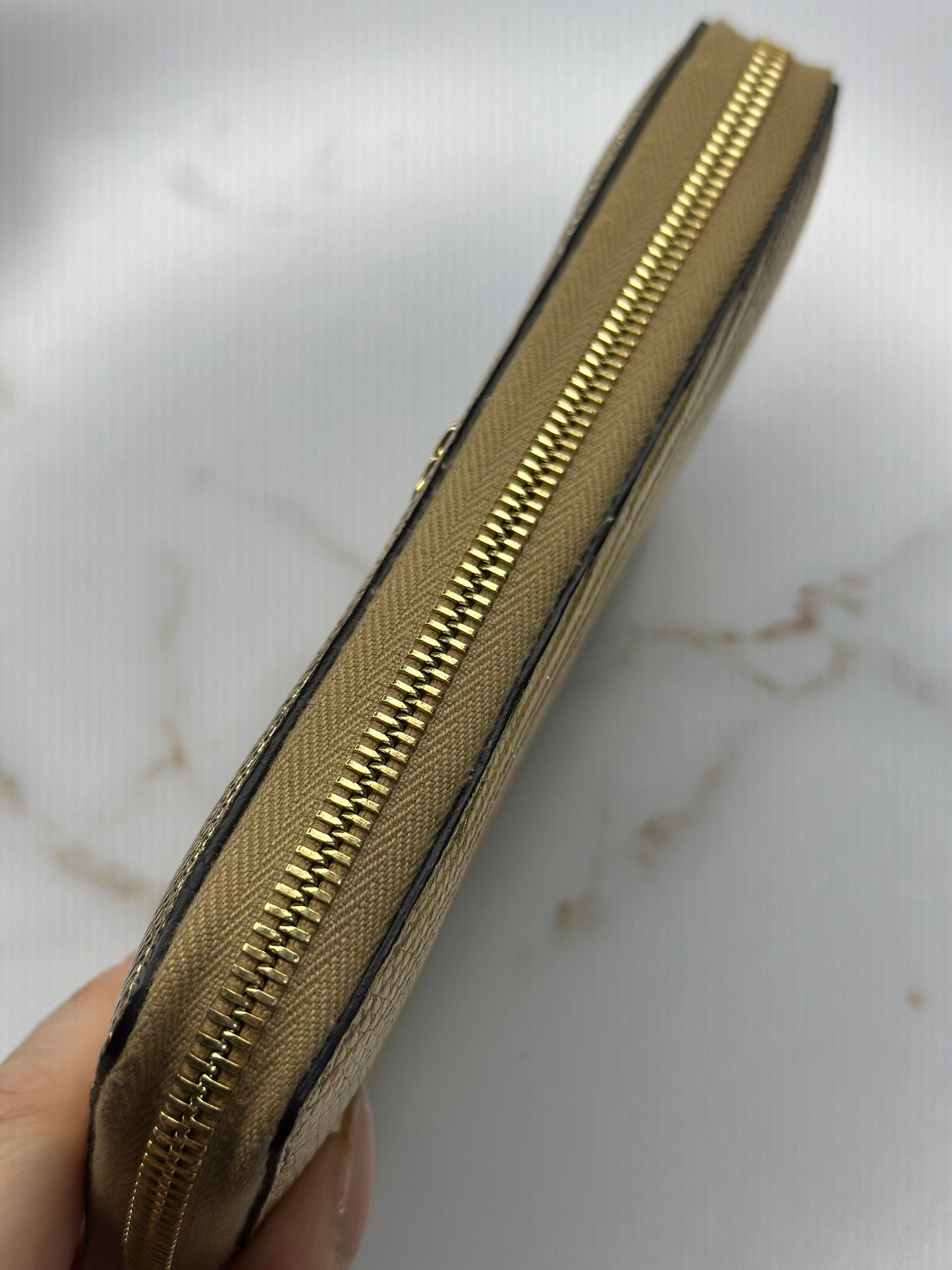 Pre-owned Gucci GG Marmont gold textured leather zippy wallet