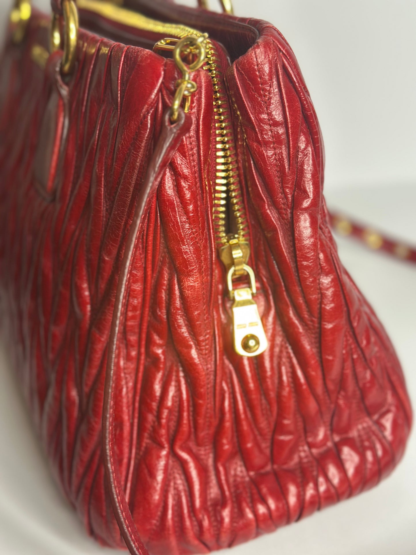 Pre-owned Miu Miu Matelassé 2-way bauletto tote bag in red leather with gold-tone hardware