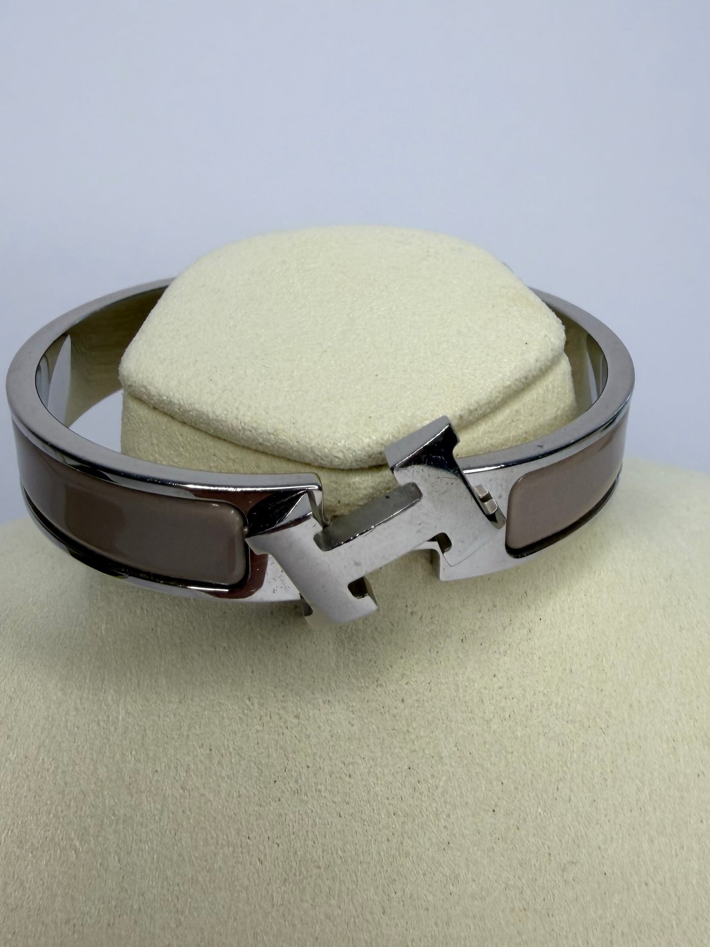 Pre-owned Hermès Clic H bracelet in taupe enamel with a silver-colored, palladium-plated metal finish