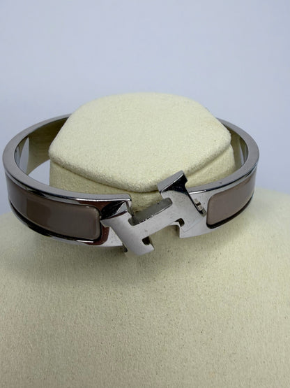 Pre-owned Hermès Clic H bracelet in taupe enamel with a silver-colored, palladium-plated metal finish