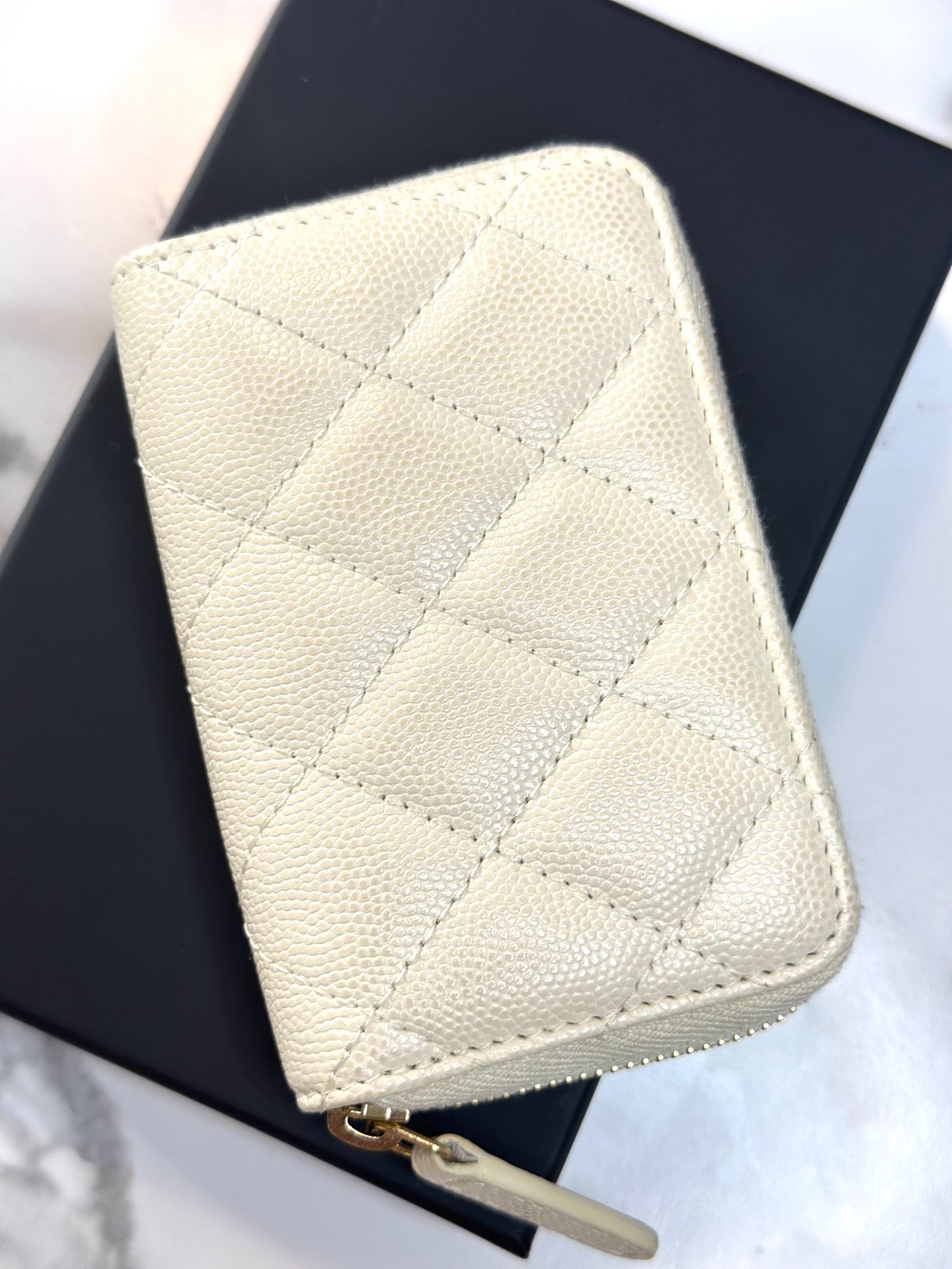 Pre-owned Chanel white caviar, leather compact zippy