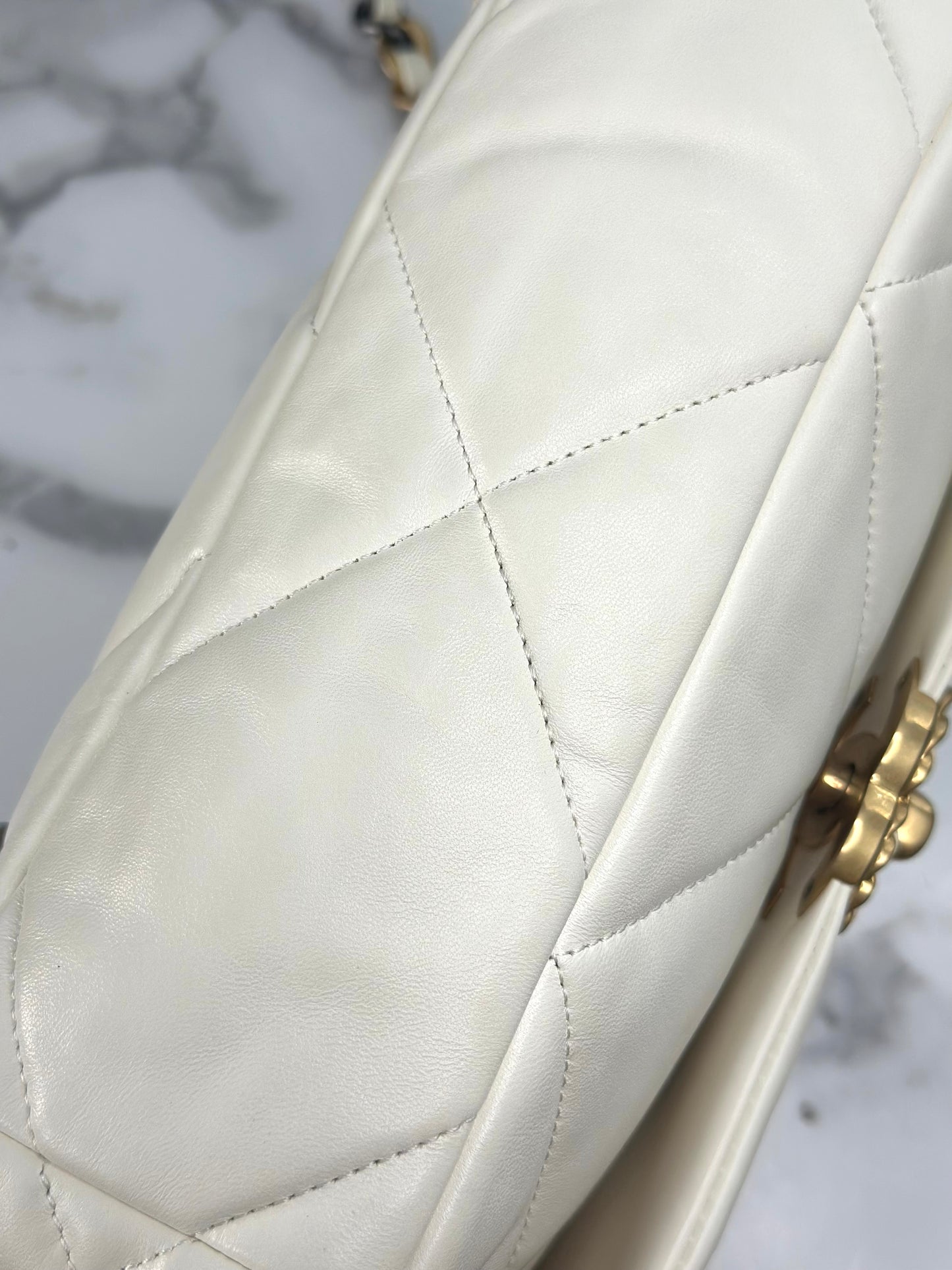 Pre-owned Chanel 19 medium white quilted lambskin microchipped Crossbody