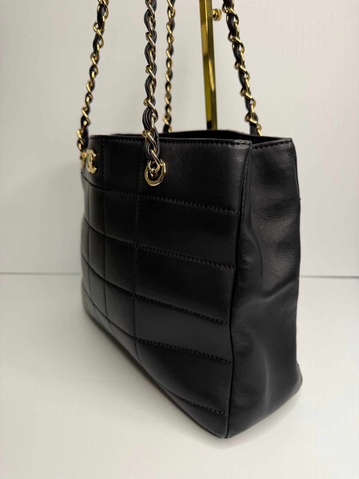 Pre-owned Chanel black quilted lamb skin chocolate bar shoulder tote