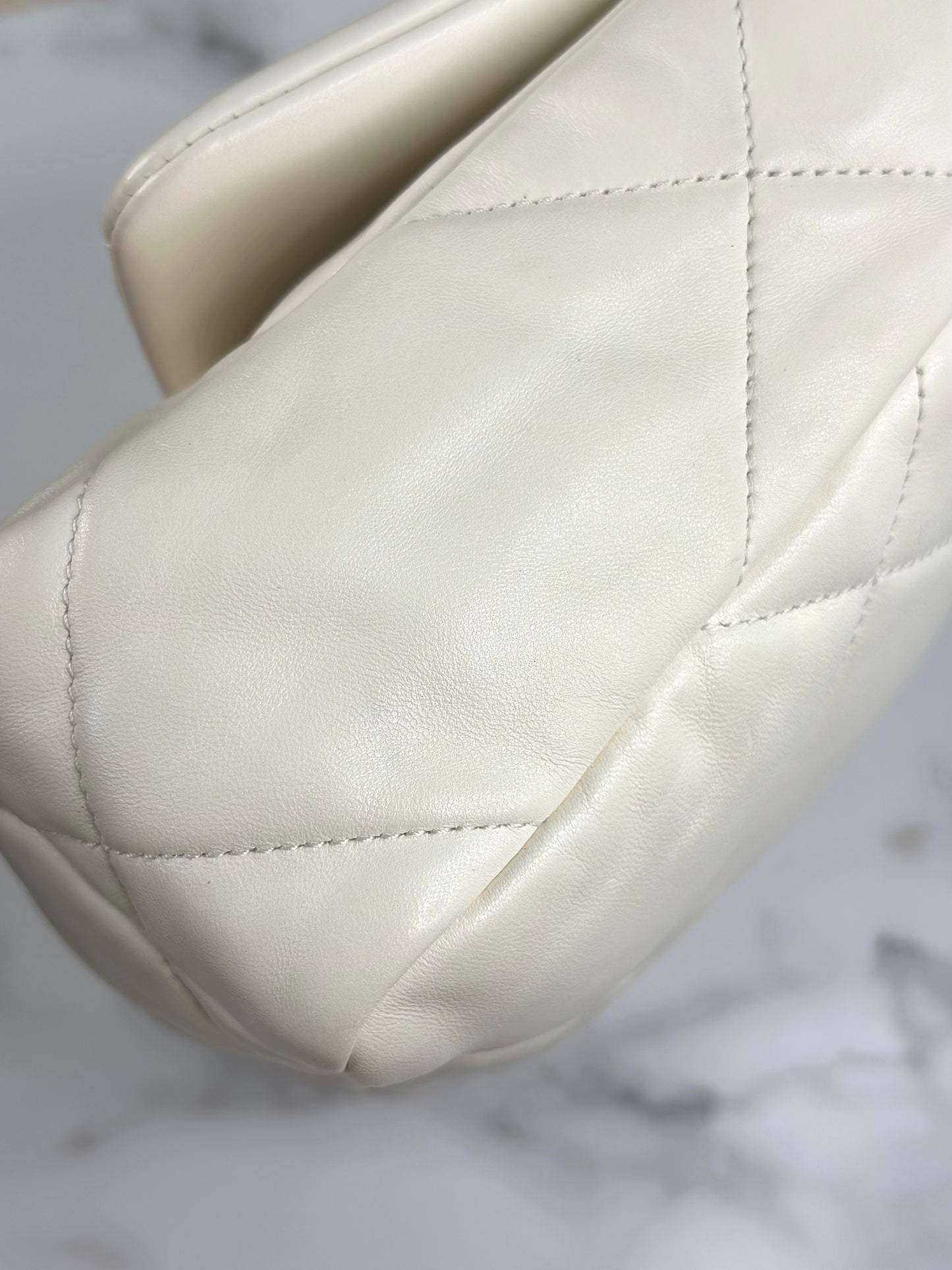 Pre-owned Chanel 19 medium white quilted lambskin microchipped Crossbody