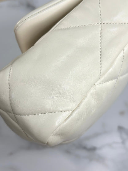 Pre-owned Chanel 19 medium white quilted lambskin microchipped Crossbody