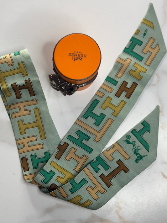 Pre-owned HERMÈS TWILLY IN LIGHT GREEN SILK WITH AN H PRINT