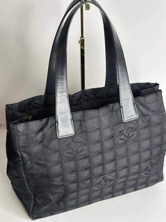 Pre-owned Chanel black nylon ￼medium travel line tote