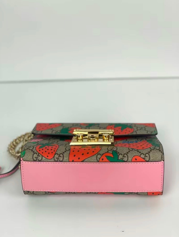 Pre-owned GUCCI Canvas Shoulder Bags GG Supreme Monogram Strawberry Small Padlock
Shoulder Bag